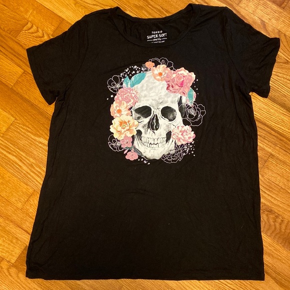 Torrid Black Skull Super Soft Knits T-Shirt in Torrid Size 1. (14/16 or 1X). - Picture 1 of 10